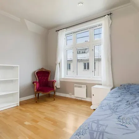 Apartment Sentrumsnaer Leilighet Med Hoy Standard Til Utleie. Fosnavag