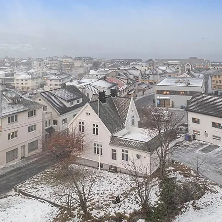 Sentrumsnaer Leilighet Med Hoy Standard Til Utleie. Fosnavag