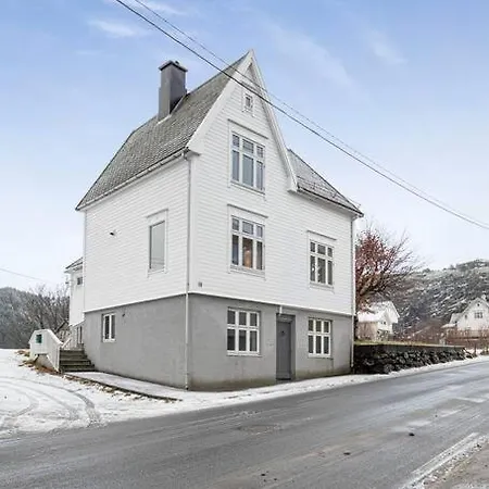 Sentrumsnaer Leilighet Med Hoy Standard Til Utleie. Apartment Fosnavag
